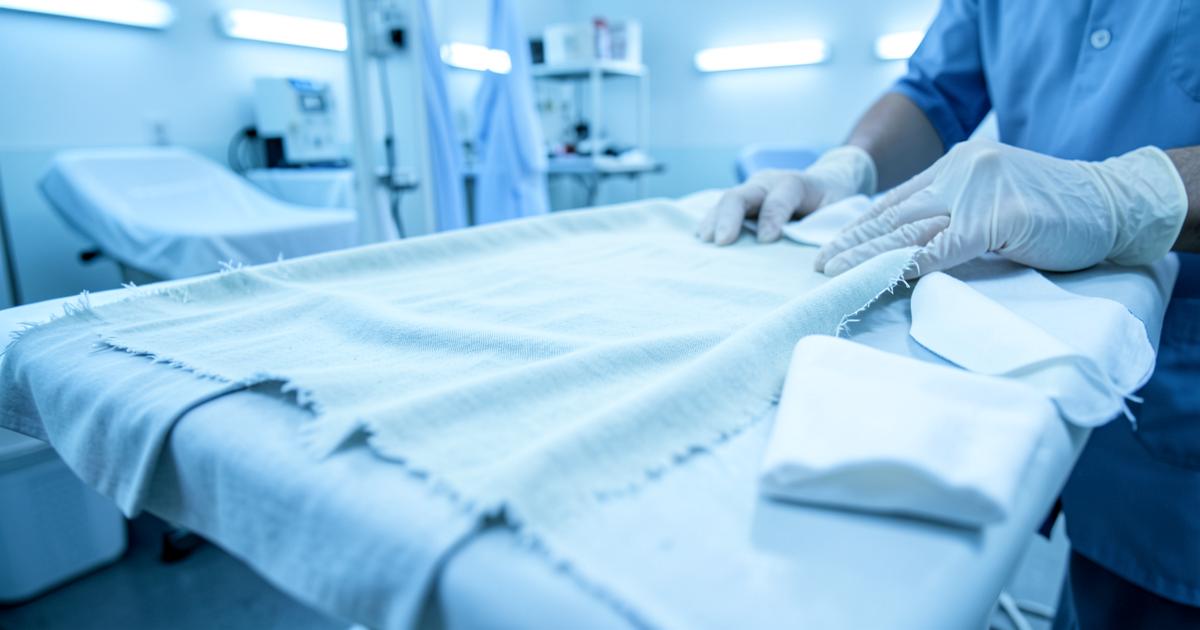 Détachage d’un vêtement clair dans un atelier de pressing